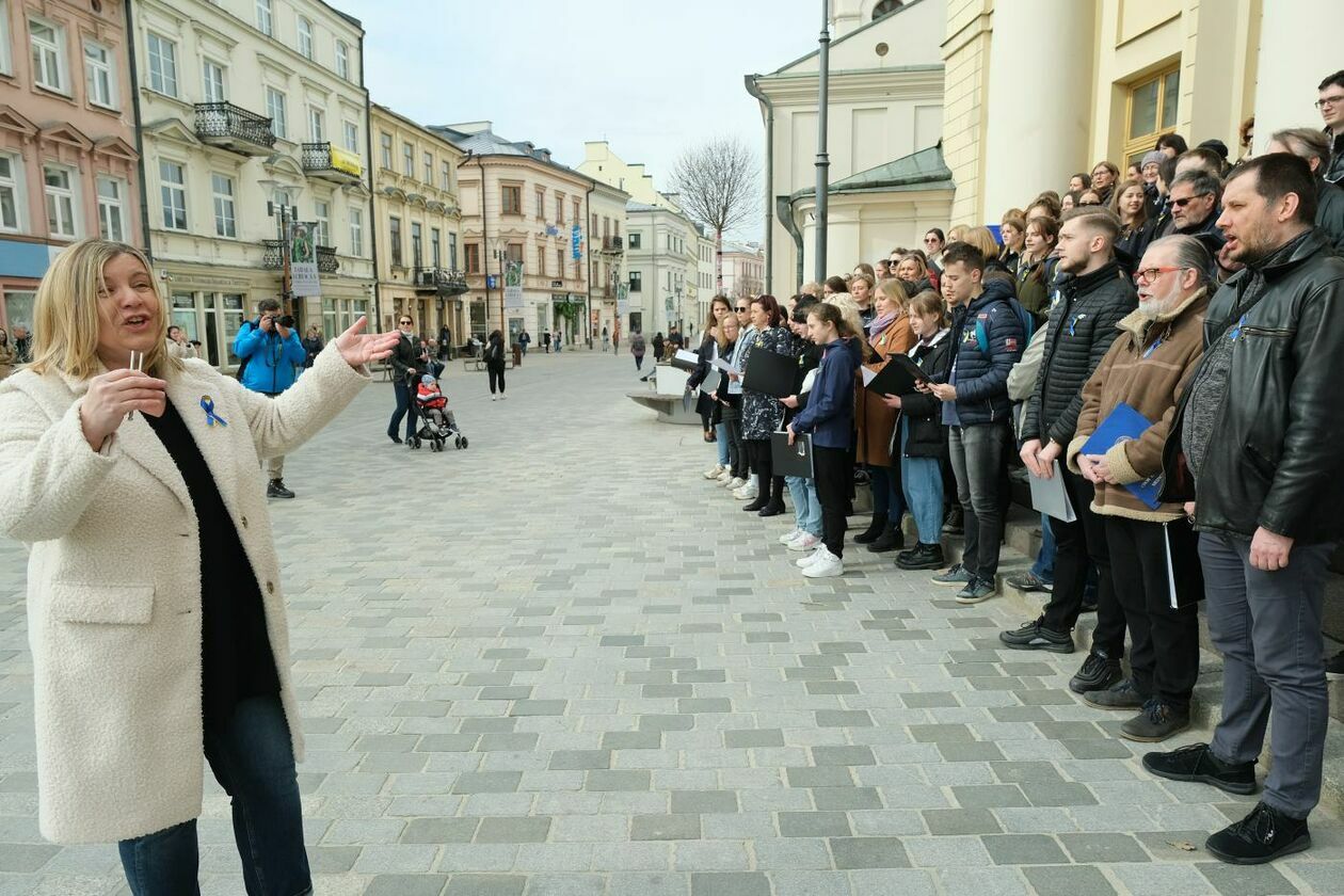  Lubelskie chóry śpiewały Modlitwę o pokój by zaprotestować przeciwko wojnie w Ukrainie (zdjęcie 11) - Autor: Maciej Kaczanowski