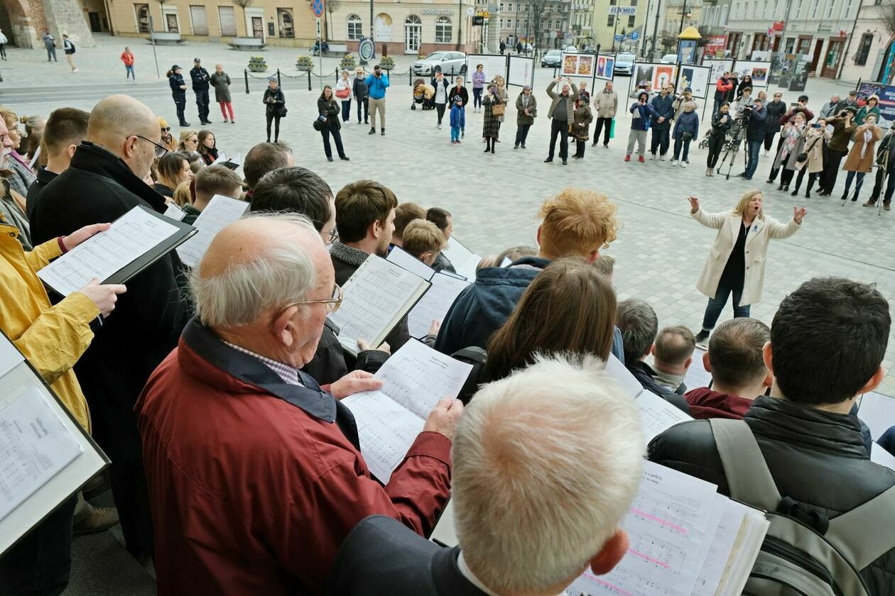  Lubelskie chóry śpiewały Modlitwę o pokój by zaprotestować przeciwko wojnie w Ukrainie (zdjęcie 36) - Autor: Maciej Kaczanowski