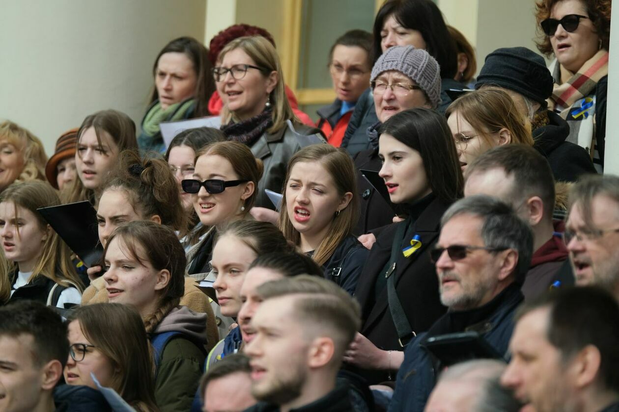  Lubelskie chóry śpiewały Modlitwę o pokój by zaprotestować przeciwko wojnie w Ukrainie (zdjęcie 20) - Autor: Maciej Kaczanowski