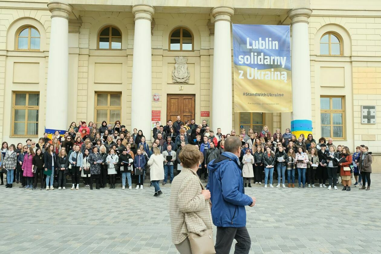  Lubelskie chóry śpiewały Modlitwę o pokój by zaprotestować przeciwko wojnie w Ukrainie (zdjęcie 14) - Autor: Maciej Kaczanowski