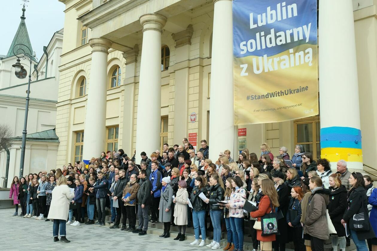  Lubelskie chóry śpiewały Modlitwę o pokój by zaprotestować przeciwko wojnie w Ukrainie (zdjęcie 16) - Autor: Maciej Kaczanowski