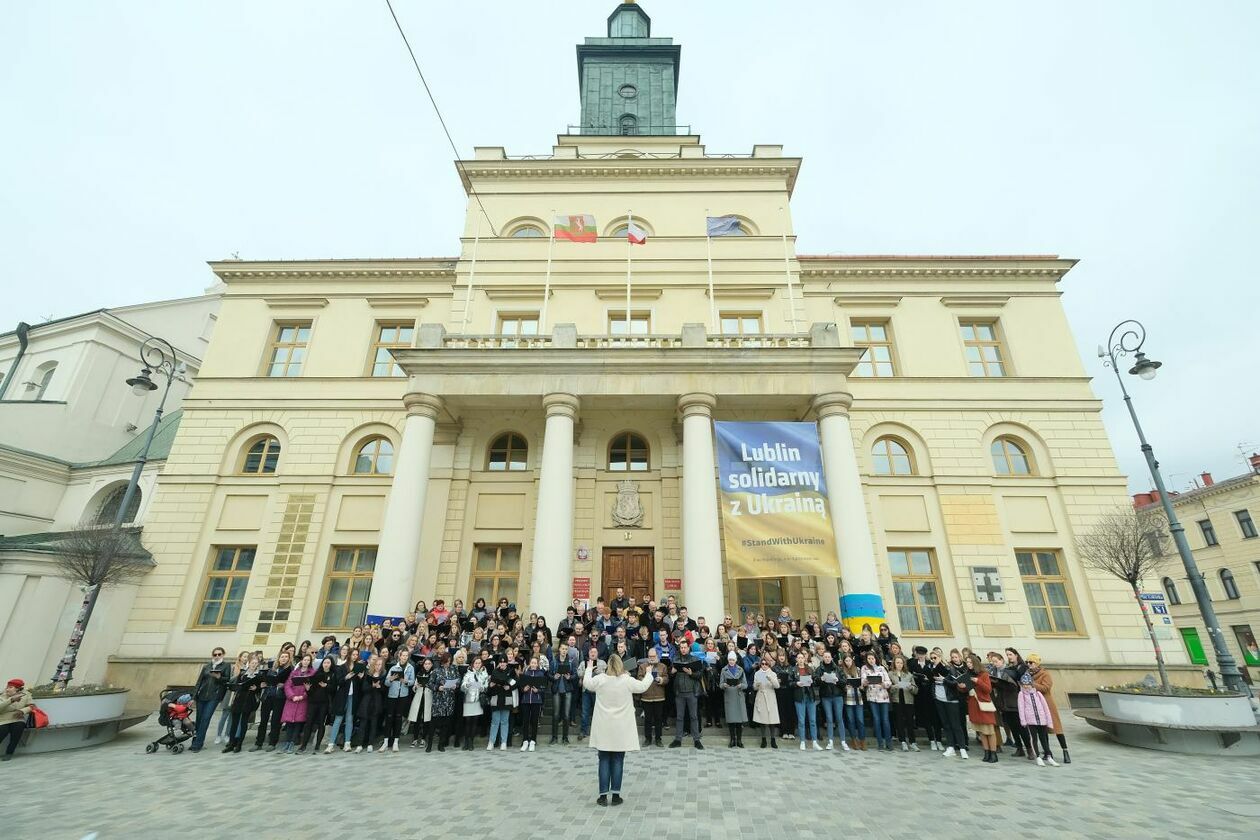  Lubelskie chóry śpiewały Modlitwę o pokój by zaprotestować przeciwko wojnie w Ukrainie (zdjęcie 1) - Autor: Maciej Kaczanowski