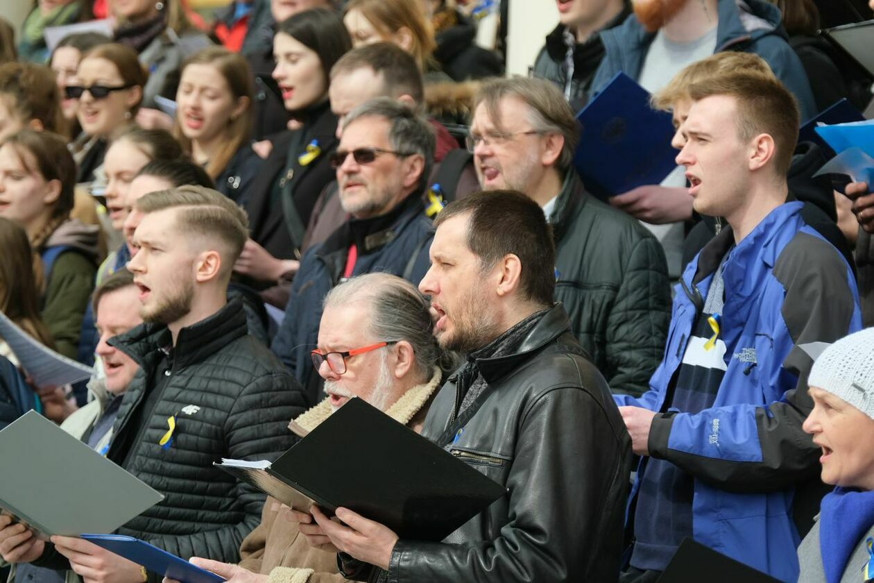  Lubelskie chóry śpiewały Modlitwę o pokój by zaprotestować przeciwko wojnie w Ukrainie (zdjęcie 19) - Autor: Maciej Kaczanowski