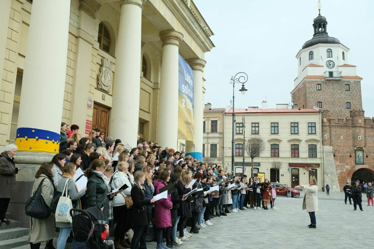  Lubelskie chóry śpiewały Modlitwę o pokój by zaprotestować przeciwko wojnie w Ukrainie (zdjęcie 38) - Autor: Maciej Kaczanowski