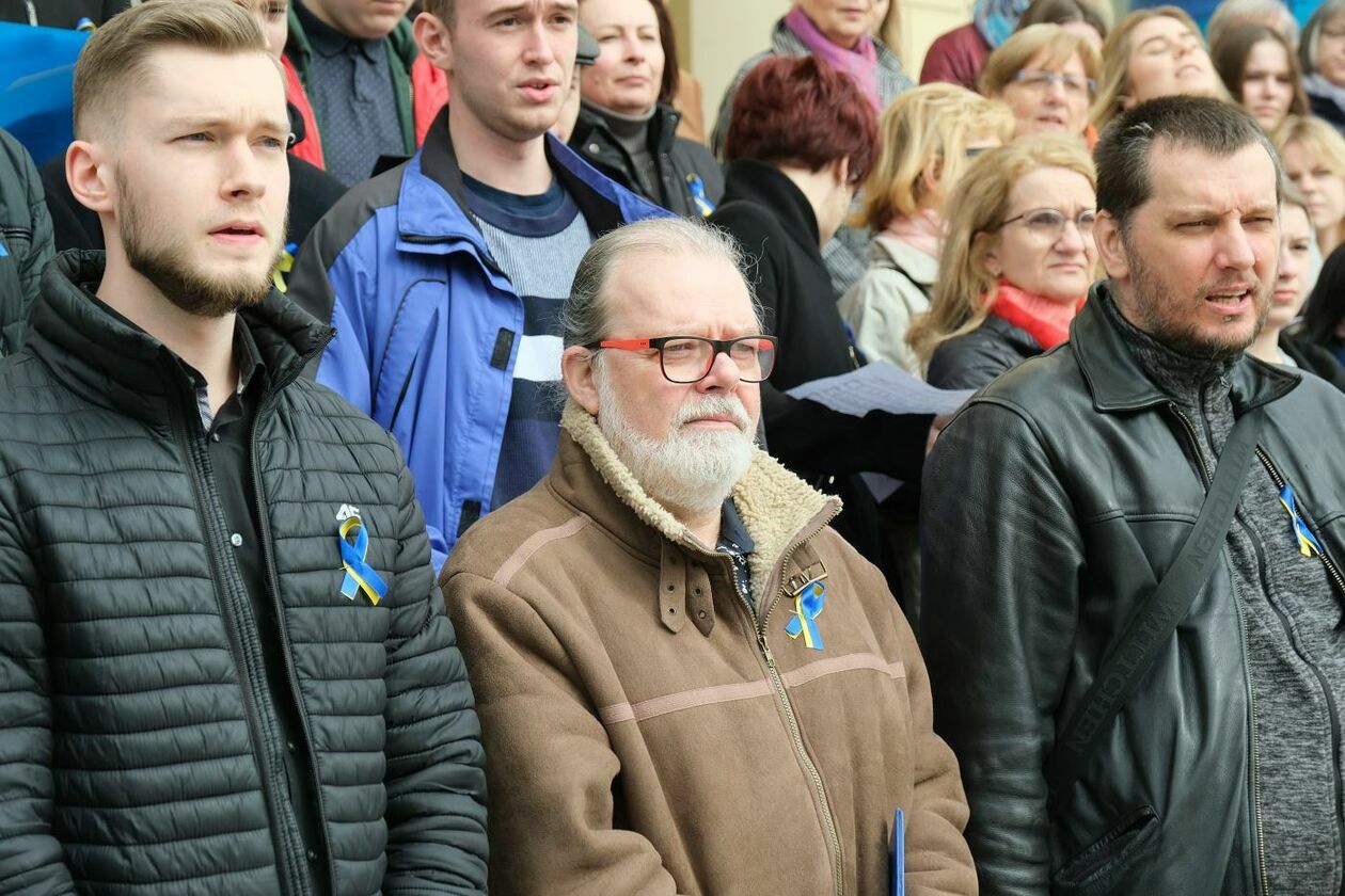  Lubelskie chóry śpiewały Modlitwę o pokój by zaprotestować przeciwko wojnie w Ukrainie (zdjęcie 10) - Autor: Maciej Kaczanowski