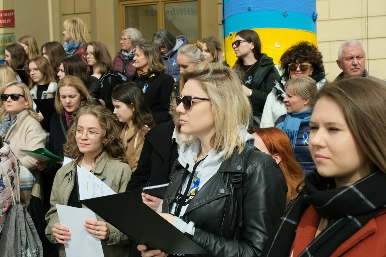  Lubelskie chóry śpiewały Modlitwę o pokój by zaprotestować przeciwko wojnie w Ukrainie (zdjęcie 6) - Autor: Maciej Kaczanowski