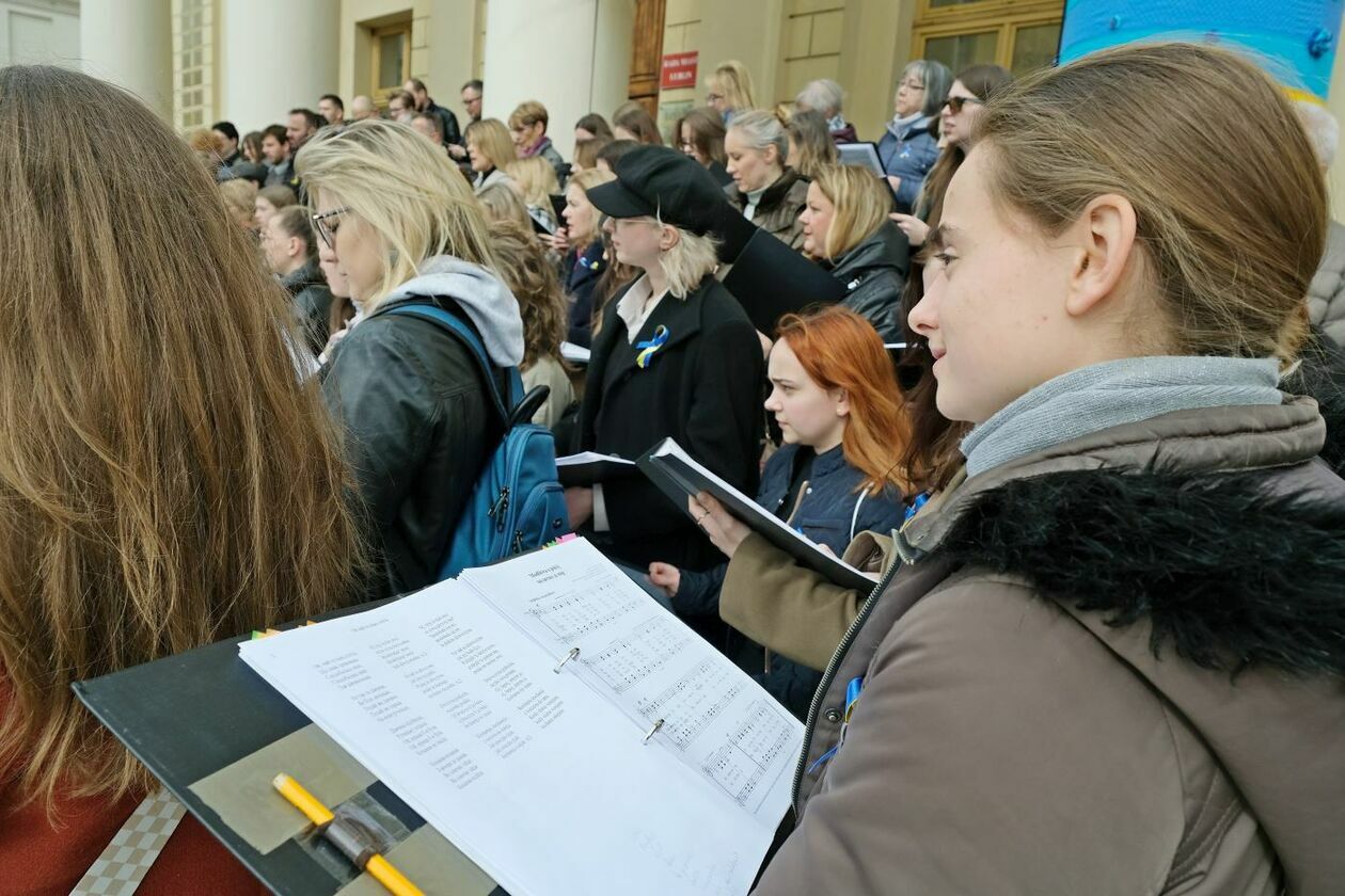  Lubelskie chóry śpiewały Modlitwę o pokój by zaprotestować przeciwko wojnie w Ukrainie (zdjęcie 17) - Autor: Maciej Kaczanowski