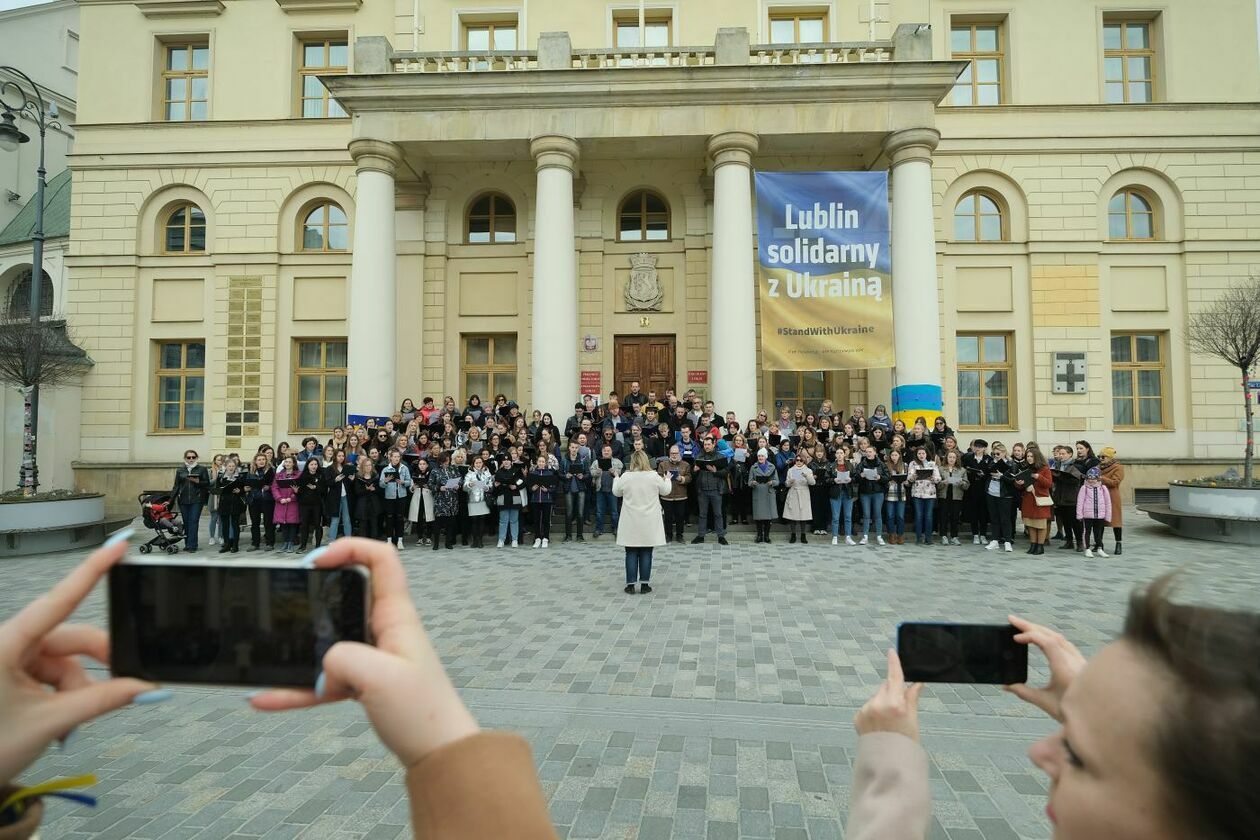  Lubelskie chóry śpiewały Modlitwę o pokój by zaprotestować przeciwko wojnie w Ukrainie (zdjęcie 39) - Autor: Maciej Kaczanowski