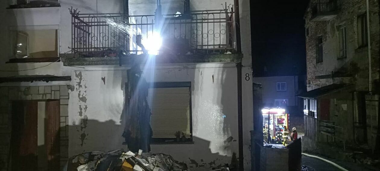  Pożar murowanego domu w Kraśniku (zdjęcie 3) - Autor: KP PSP w Kraśniku