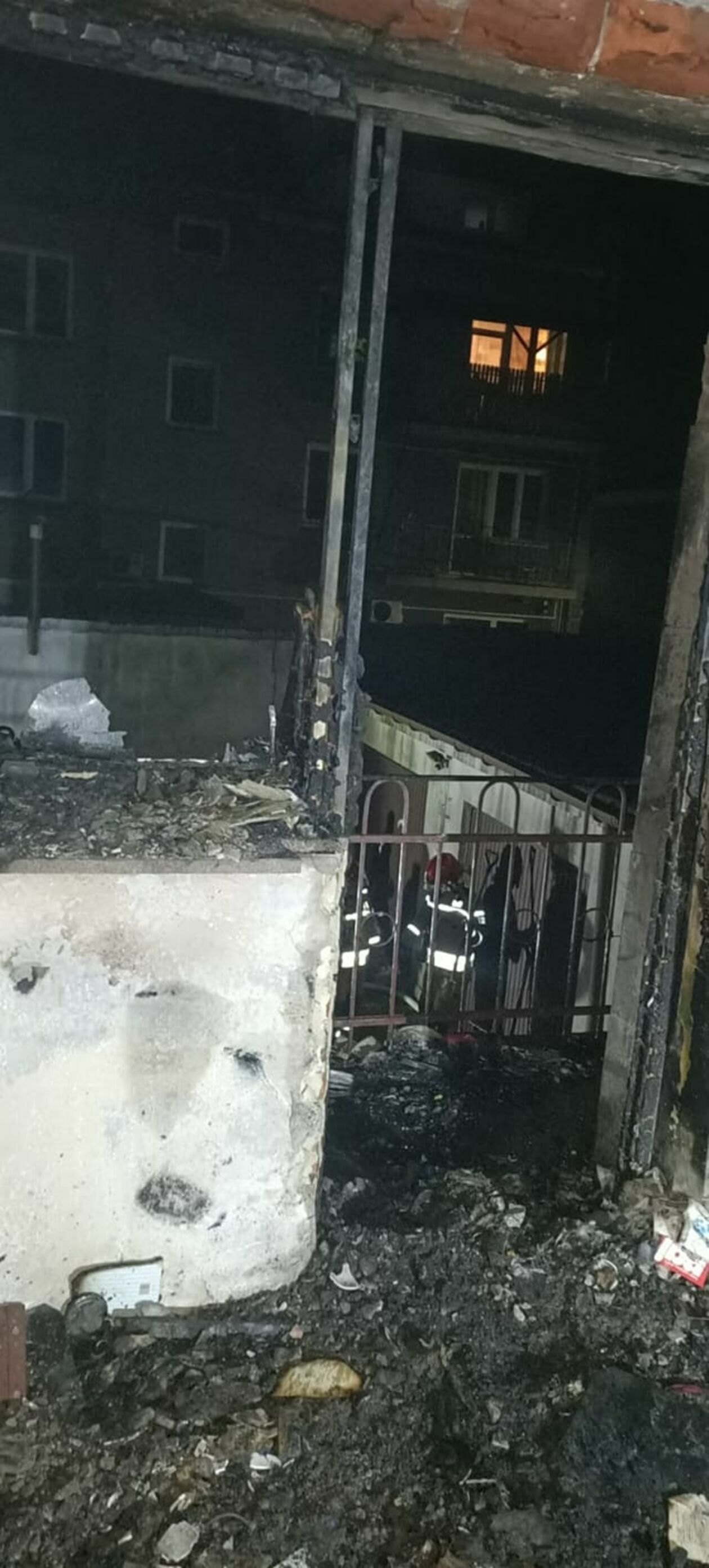  Pożar murowanego domu w Kraśniku (zdjęcie 2) - Autor: KP PSP w Kraśniku