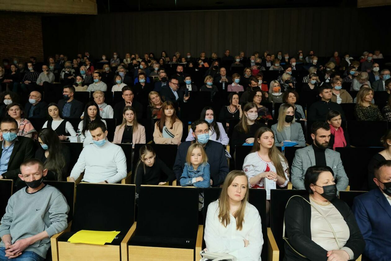  Koncert charytatywny na rzecz uchodźców z Ukrainy w Filharmonii Lubelskiej (zdjęcie 24) - Autor: Maciej Kaczanowski