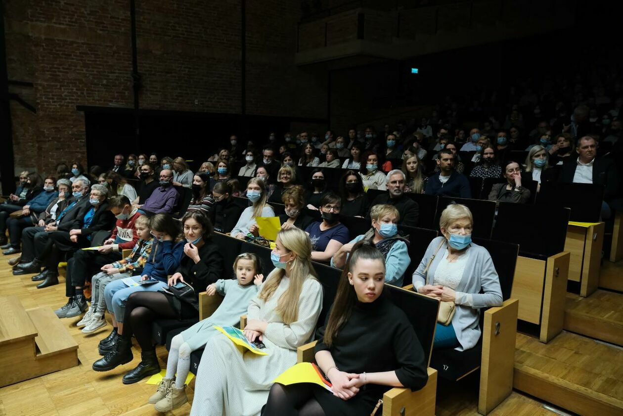  Koncert charytatywny na rzecz uchodźców z Ukrainy w Filharmonii Lubelskiej (zdjęcie 26) - Autor: Maciej Kaczanowski