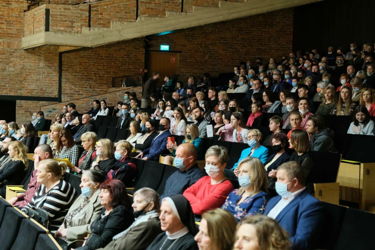  Koncert charytatywny na rzecz uchodźców z Ukrainy w Filharmonii Lubelskiej (zdjęcie 29) - Autor: Maciej Kaczanowski