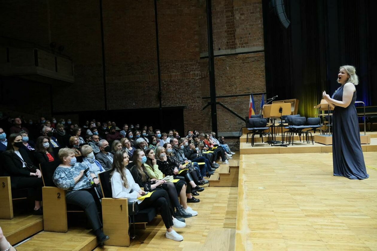  Koncert charytatywny na rzecz uchodźców z Ukrainy w Filharmonii Lubelskiej (zdjęcie 4) - Autor: Maciej Kaczanowski