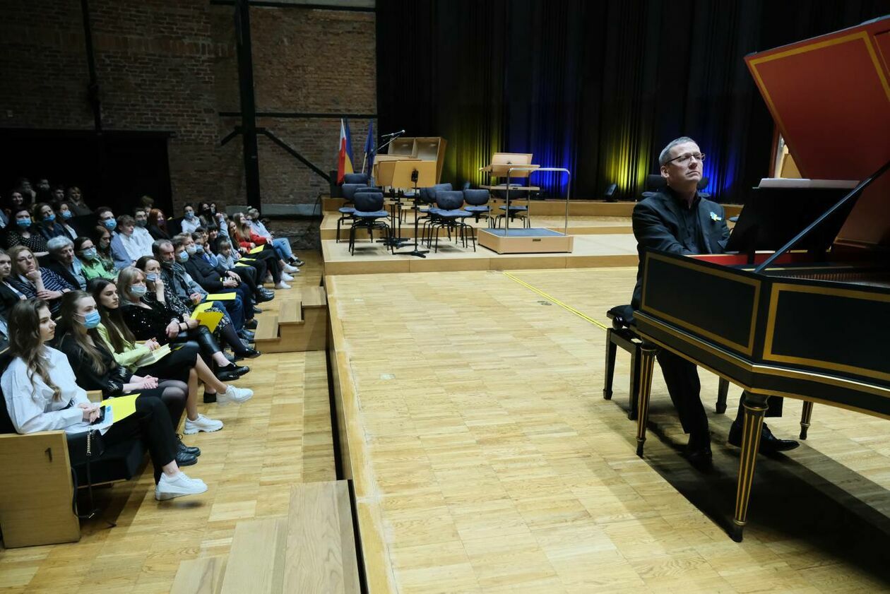  Koncert charytatywny na rzecz uchodźców z Ukrainy w Filharmonii Lubelskiej (zdjęcie 15) - Autor: Maciej Kaczanowski