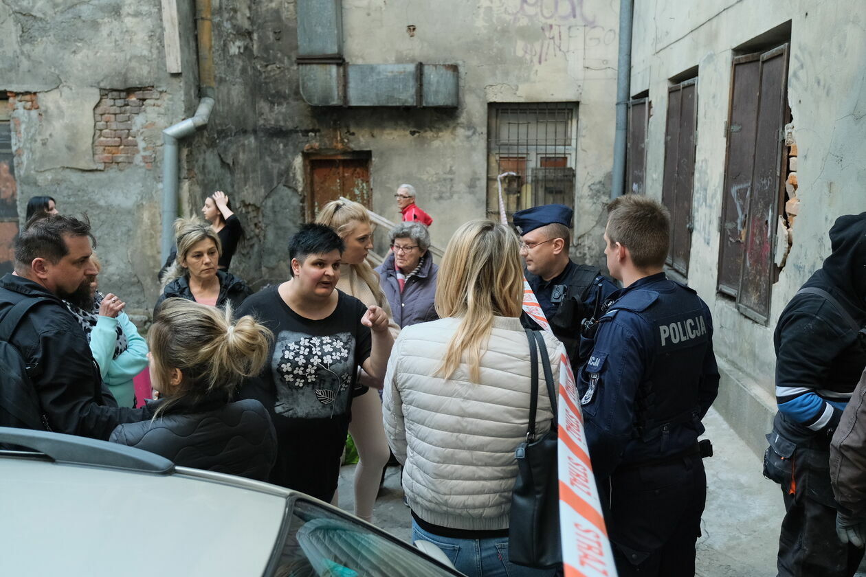  Ulica Cyrulicza - lokatorzy nie mogą wejść do mieszkań (zdjęcie 4) - Autor: Maciej Kaczanowski