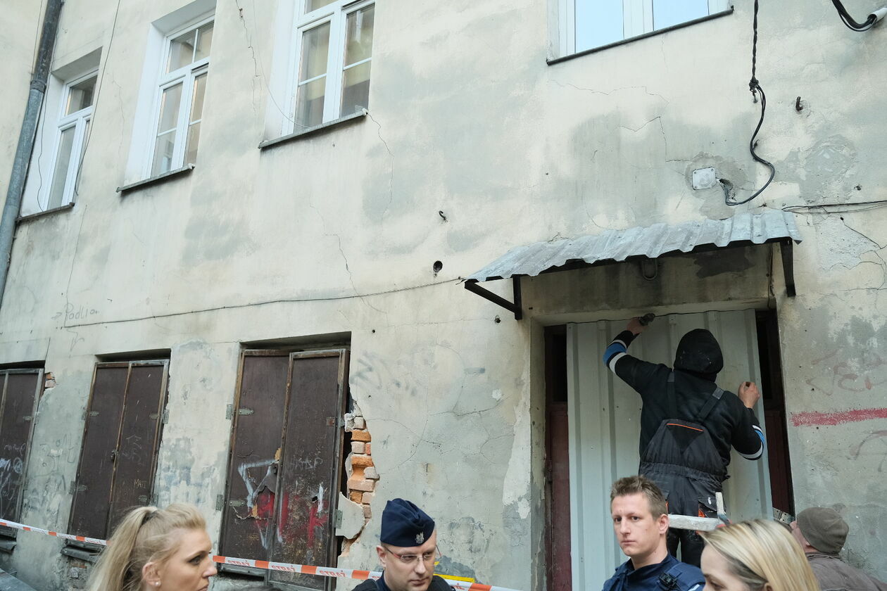  Ulica Cyrulicza - lokatorzy nie mogą wejść do mieszkań (zdjęcie 3) - Autor: Maciej Kaczanowski