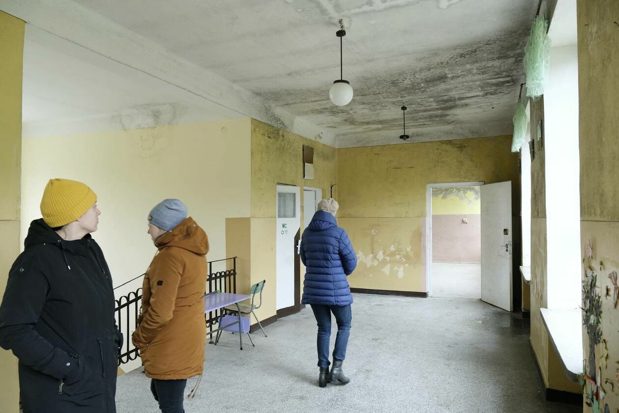  Zrujnowany budynek dawnej szkoły podstawowej w Szczuczkach (zdjęcie 9) - Autor: Maciej Kaczanowski