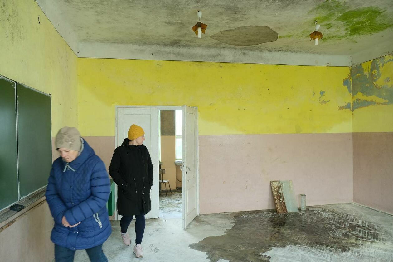  Zrujnowany budynek dawnej szkoły podstawowej w Szczuczkach (zdjęcie 8) - Autor: Maciej Kaczanowski