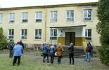 Zrujnowany budynek dawnej szkoły podstawowej w Szczuczkach (zdjęcie 5)