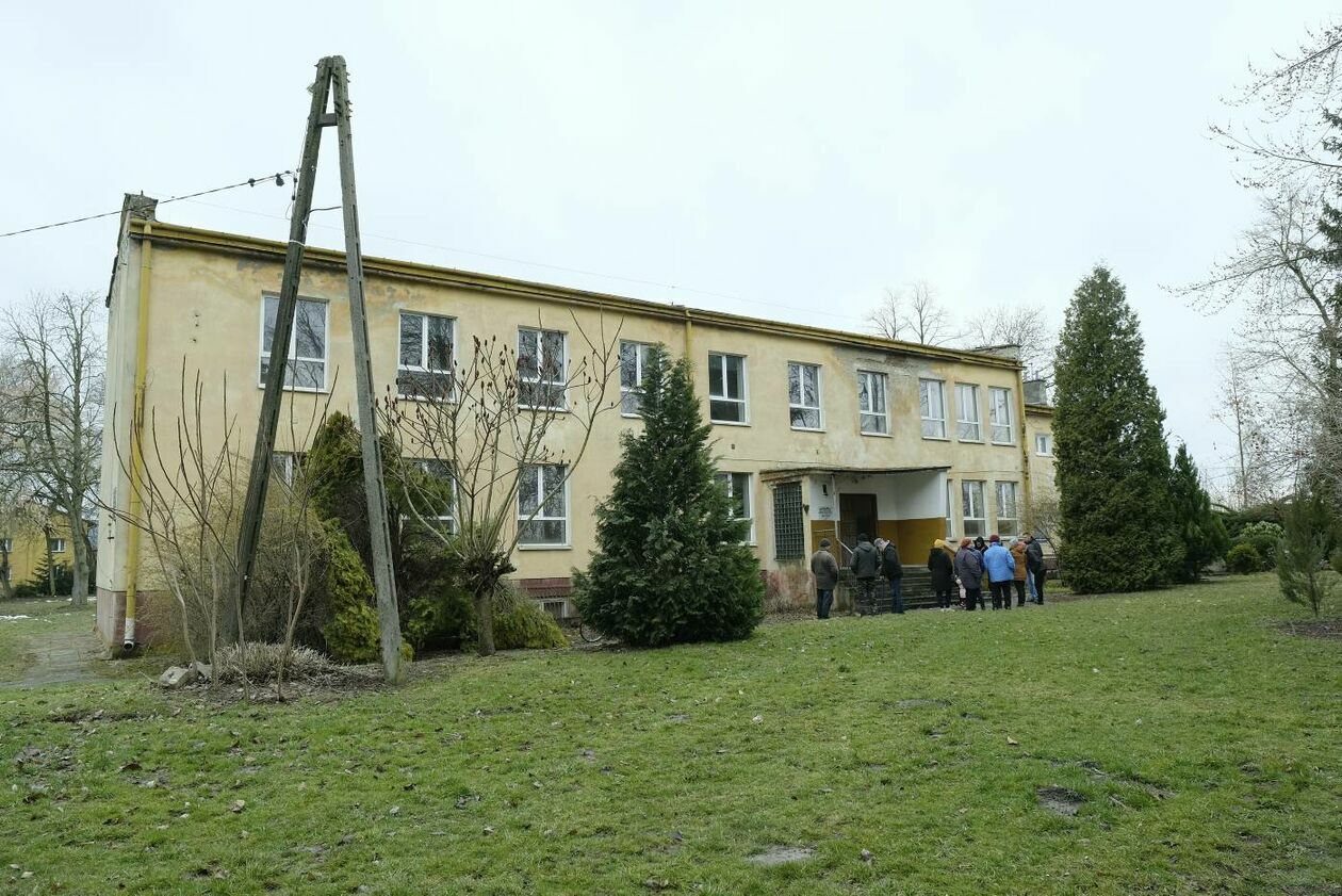  Zrujnowany budynek dawnej szkoły podstawowej w Szczuczkach (zdjęcie 4) - Autor: Maciej Kaczanowski