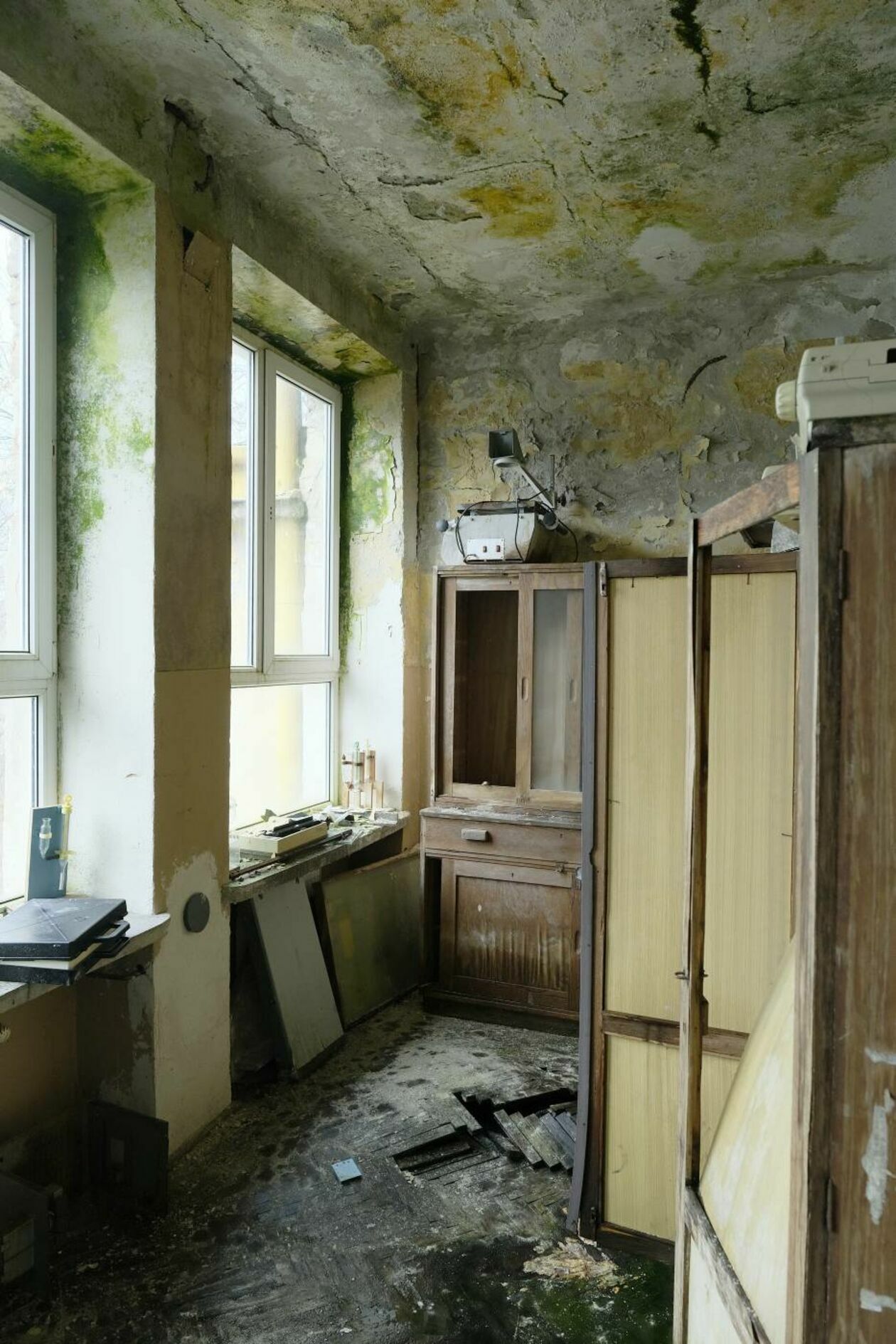  Zrujnowany budynek dawnej szkoły podstawowej w Szczuczkach  - Autor: Maciej Kaczanowski