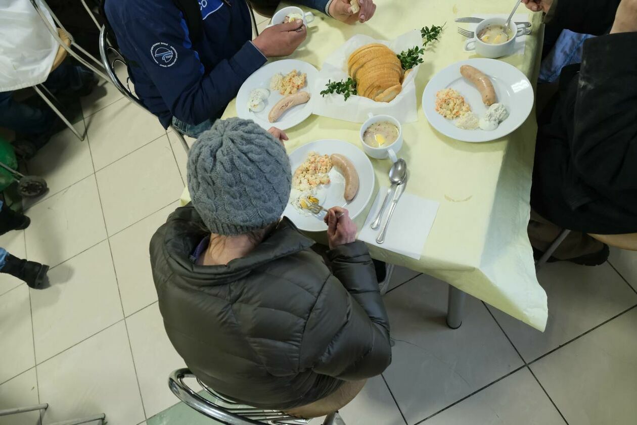  Śniadanie wielkanocne dla potrzebujacych w fundacji im. Brata Albrta (zdjęcie 7) - Autor: Maciej Kaczanowski