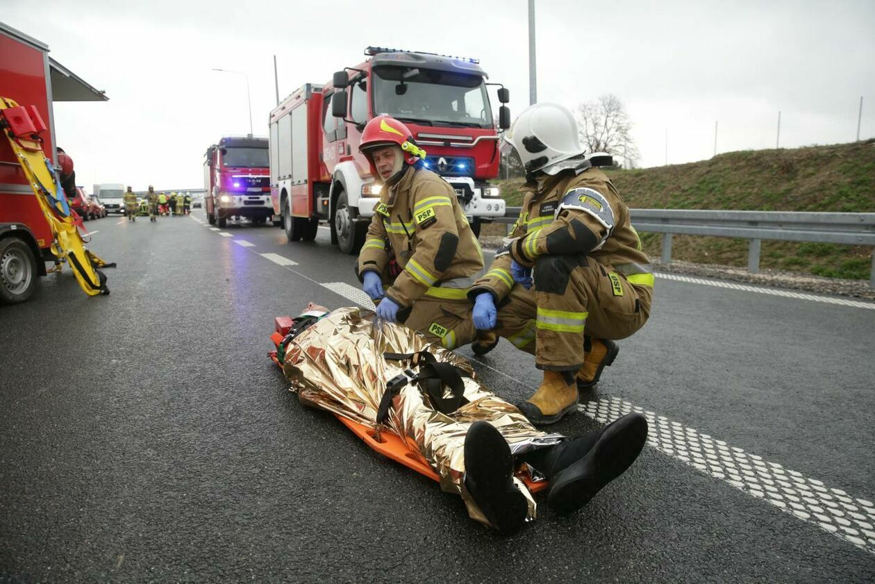  Ćwiczenia ratowania ofiar wypadku na S19 (zdjęcie 15) - Autor: Maciej Kaczanowski