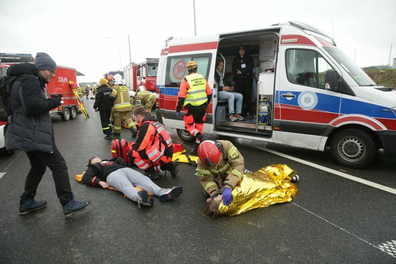  Ćwiczenia ratowania ofiar wypadku na S19 (zdjęcie 14) - Autor: Maciej Kaczanowski