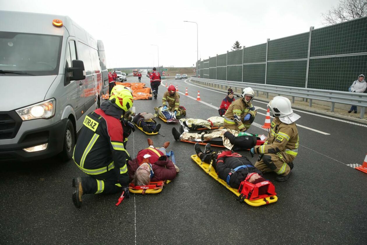  Ćwiczenia ratowania ofiar wypadku na S19 (zdjęcie 18) - Autor: Maciej Kaczanowski