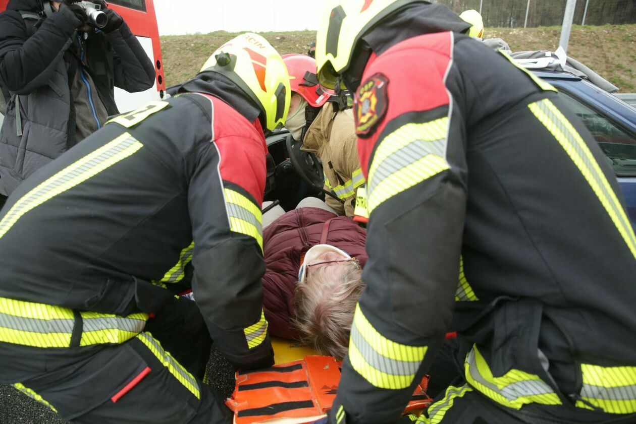  Ćwiczenia ratowania ofiar wypadku na S19 (zdjęcie 9) - Autor: Maciej Kaczanowski
