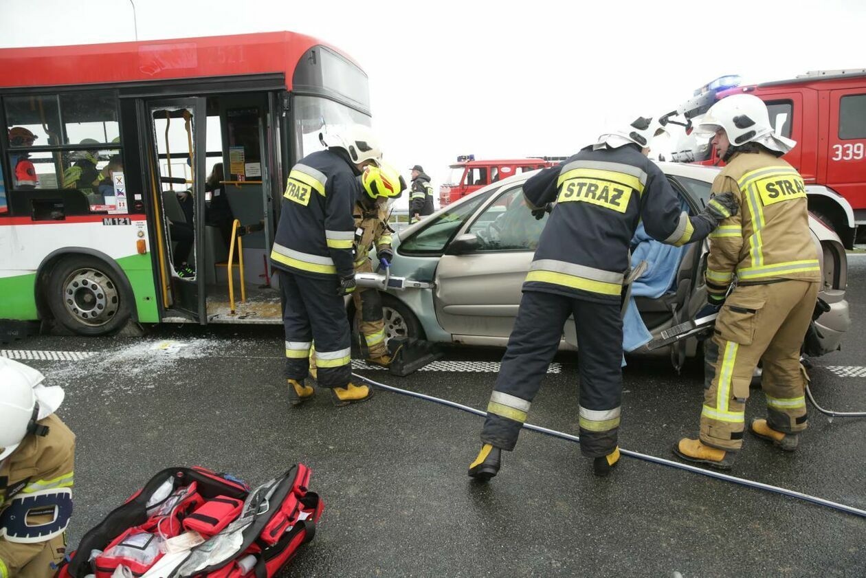 Ćwiczenia ratowania ofiar wypadku na S19 - Autor: Maciej Kaczanowski