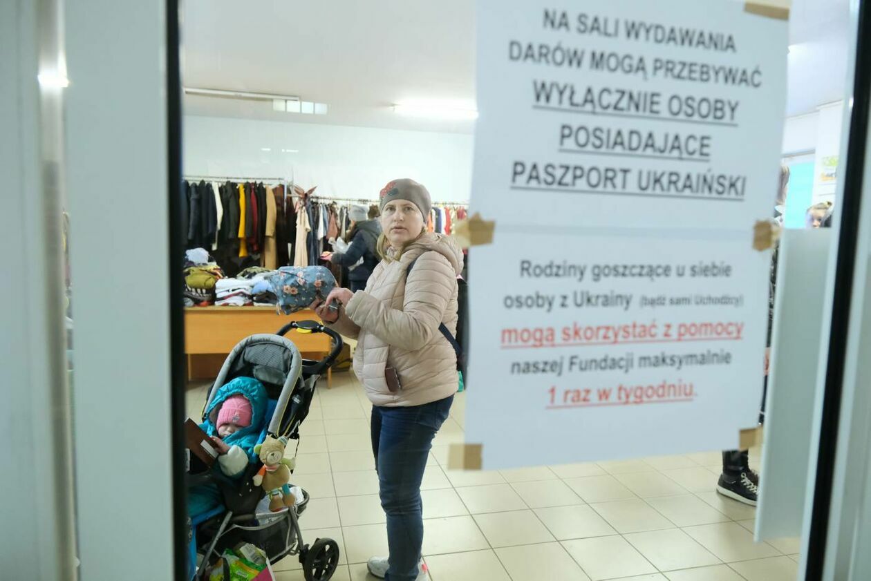 Fundacja Skakanka - punkt wydawania darów ukraińskim uchodźcom - Autor: Maciej Kaczanowski
