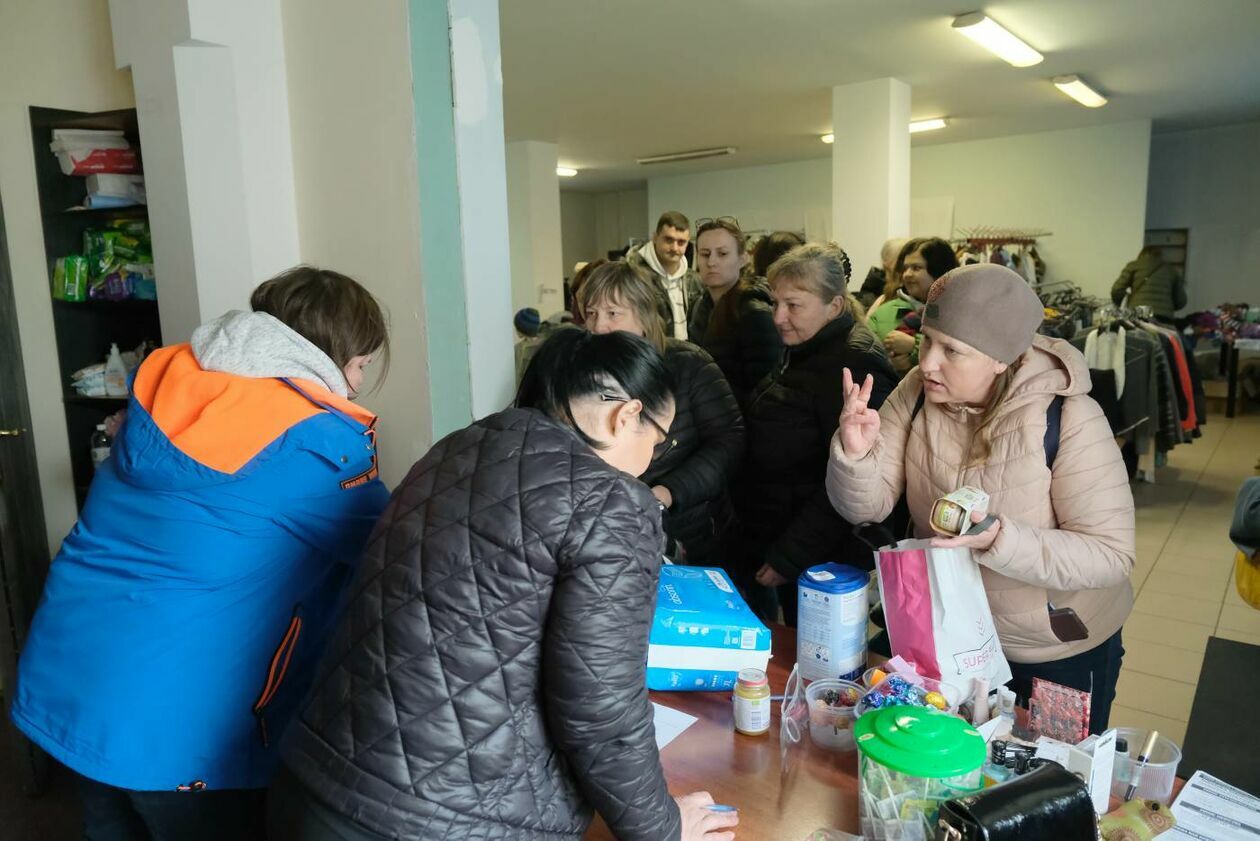  Fundacja Skakanka - punkt wydawania darów ukraińskim uchodźcom (zdjęcie 10) - Autor: Maciej Kaczanowski