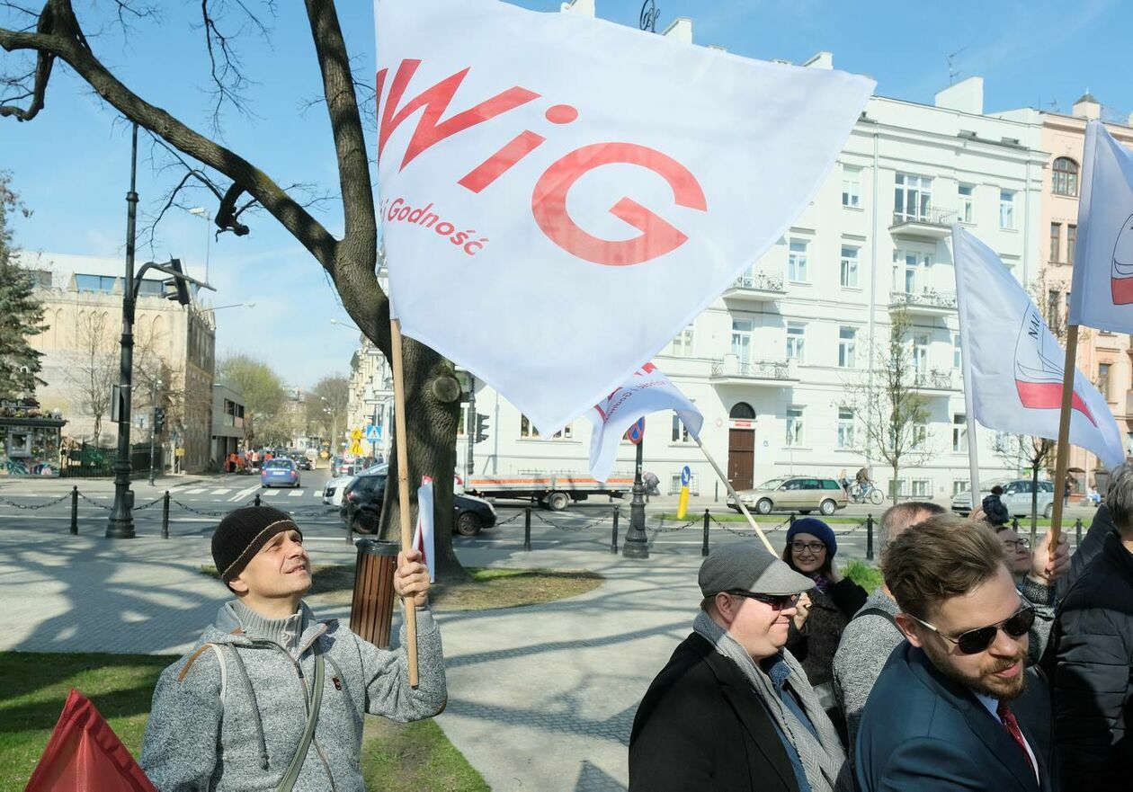  Pikieta przed lubelskim kuratorium w obronie zwolnionej nauczycielki  (zdjęcie 3) - Autor: Maciej Kaczanowski