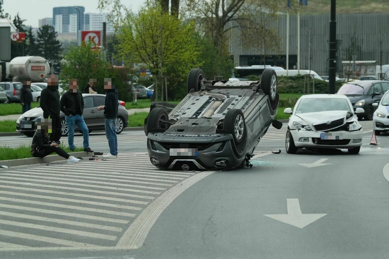  Wypadek na rondzie Mohyły w Lublinie (zdjęcie 3) - Autor: Maciej Kaczanowski