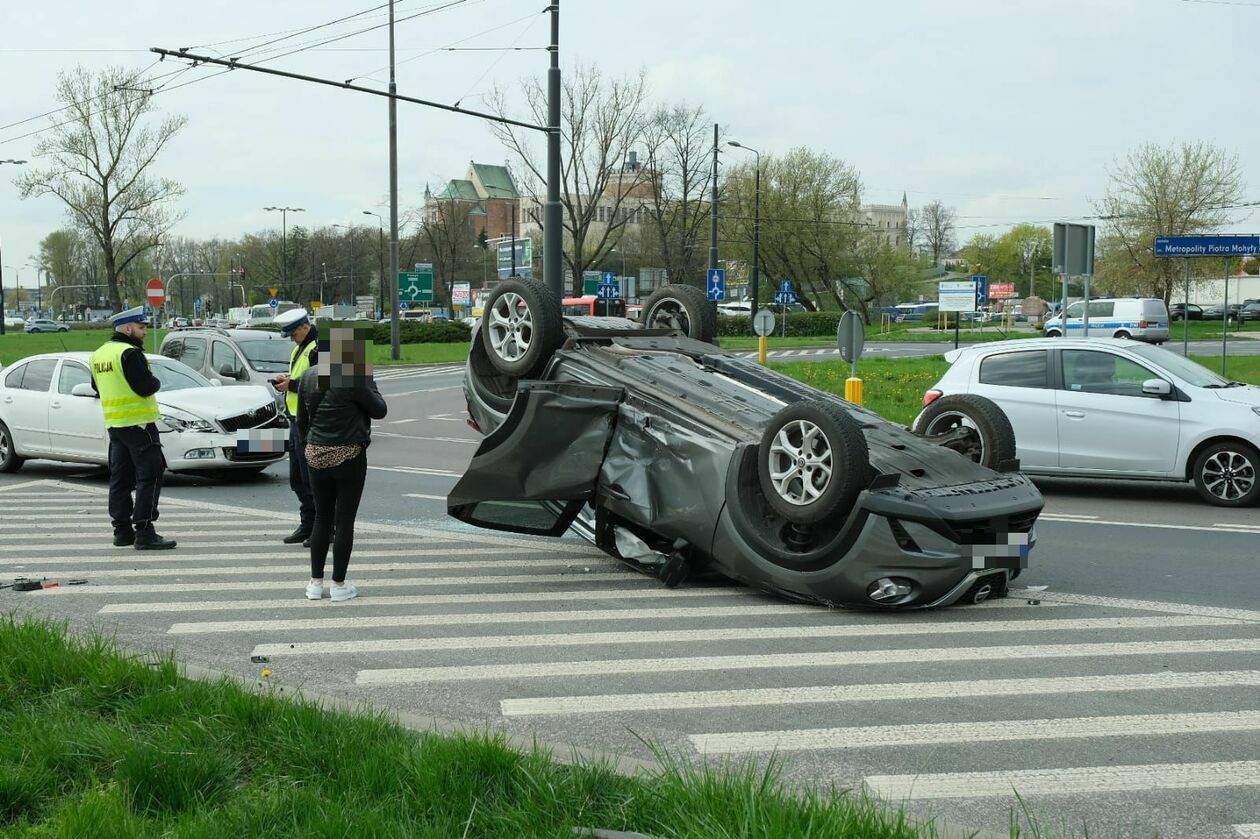  Wypadek na rondzie Mohyły w Lublinie (zdjęcie 2) - Autor: Maciej Kaczanowski