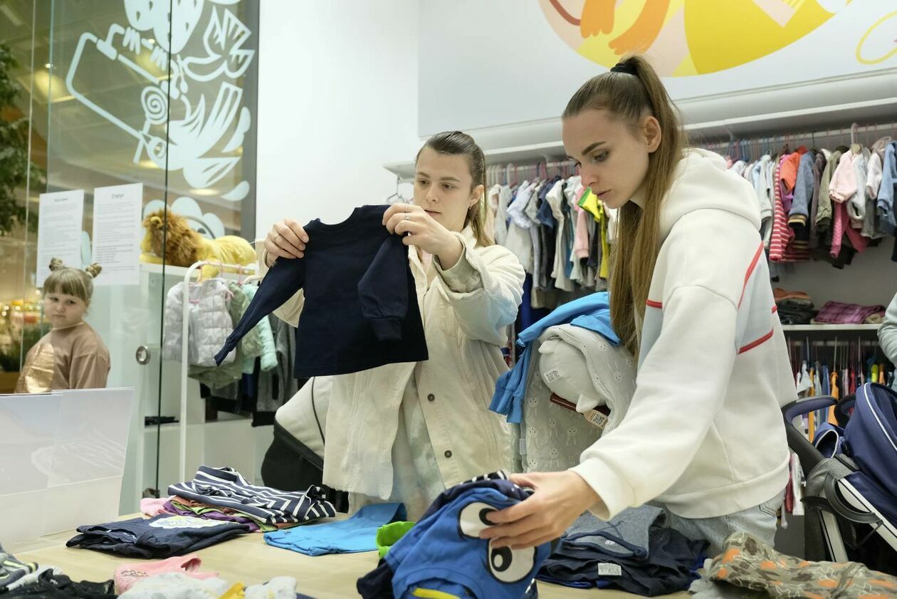  Hej! dzieci - punkt wydawania ubrań dla dzieci ukraińskich uchodźców w Skende Shopping (zdjęcie 1) - Autor: Maciej Kaczanowski