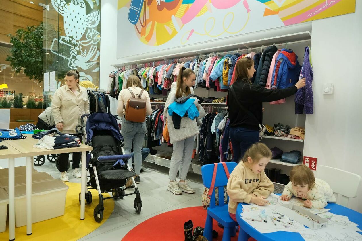  Hej! dzieci - punkt wydawania ubrań dla dzieci ukraińskich uchodźców w Skende Shopping (zdjęcie 16) - Autor: Maciej Kaczanowski