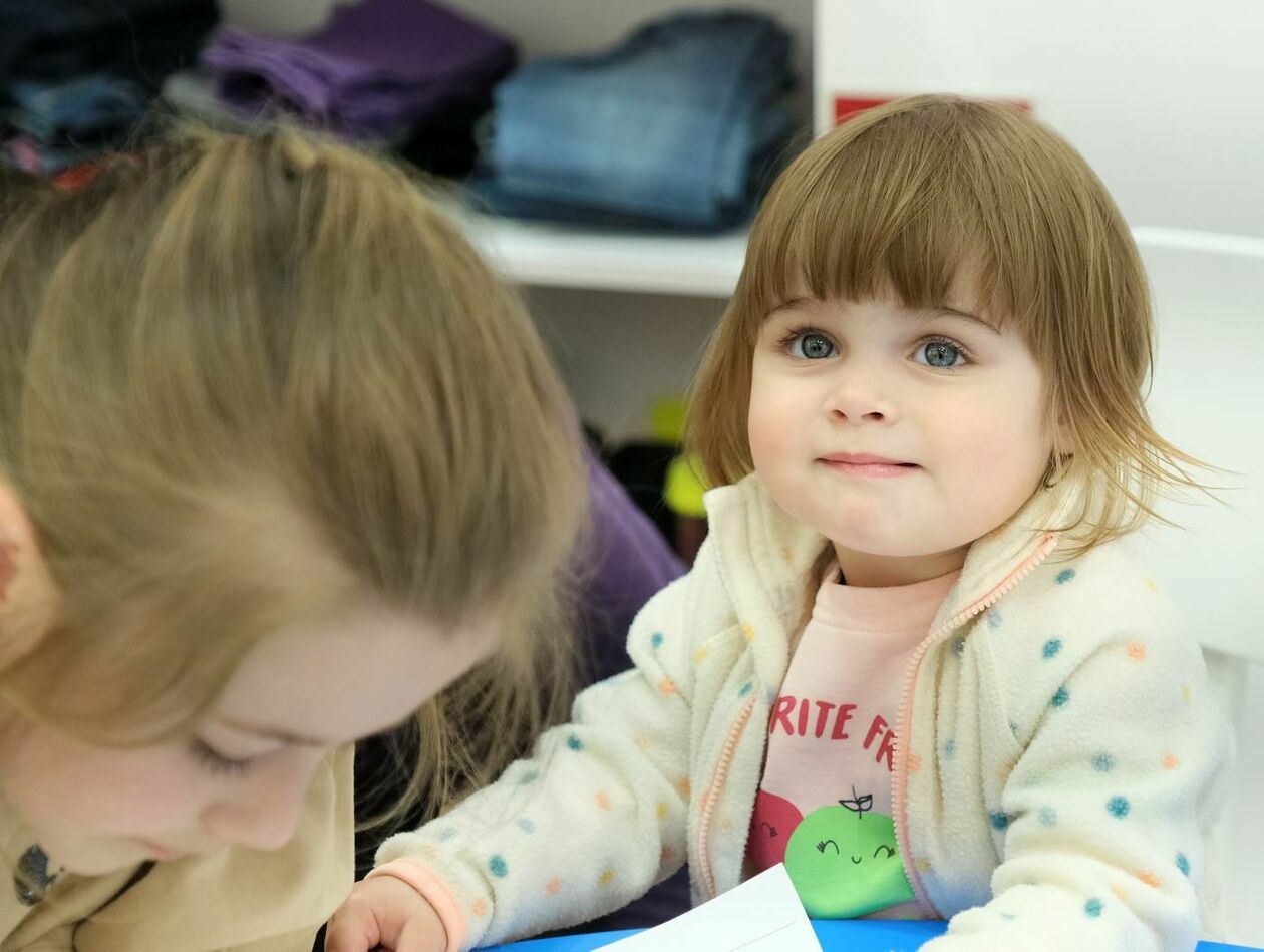  Hej! dzieci - punkt wydawania ubrań dla dzieci ukraińskich uchodźców w Skende Shopping (zdjęcie 18) - Autor: Maciej Kaczanowski