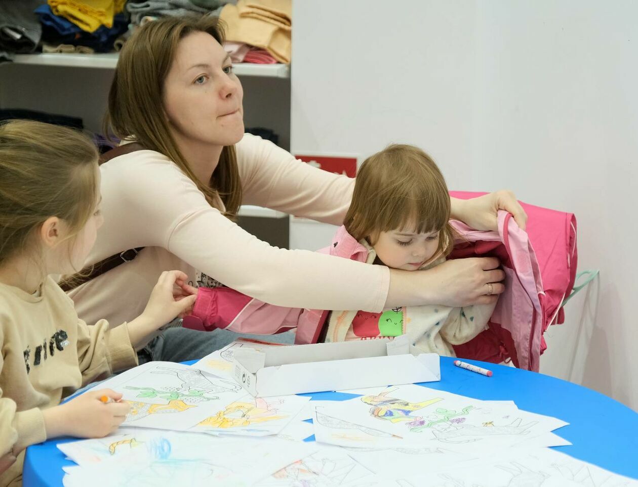  Hej! dzieci - punkt wydawania ubrań dla dzieci ukraińskich uchodźców w Skende Shopping (zdjęcie 3) - Autor: Maciej Kaczanowski