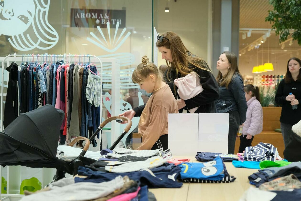  Hej! dzieci - punkt wydawania ubrań dla dzieci ukraińskich uchodźców w Skende Shopping (zdjęcie 17) - Autor: Maciej Kaczanowski