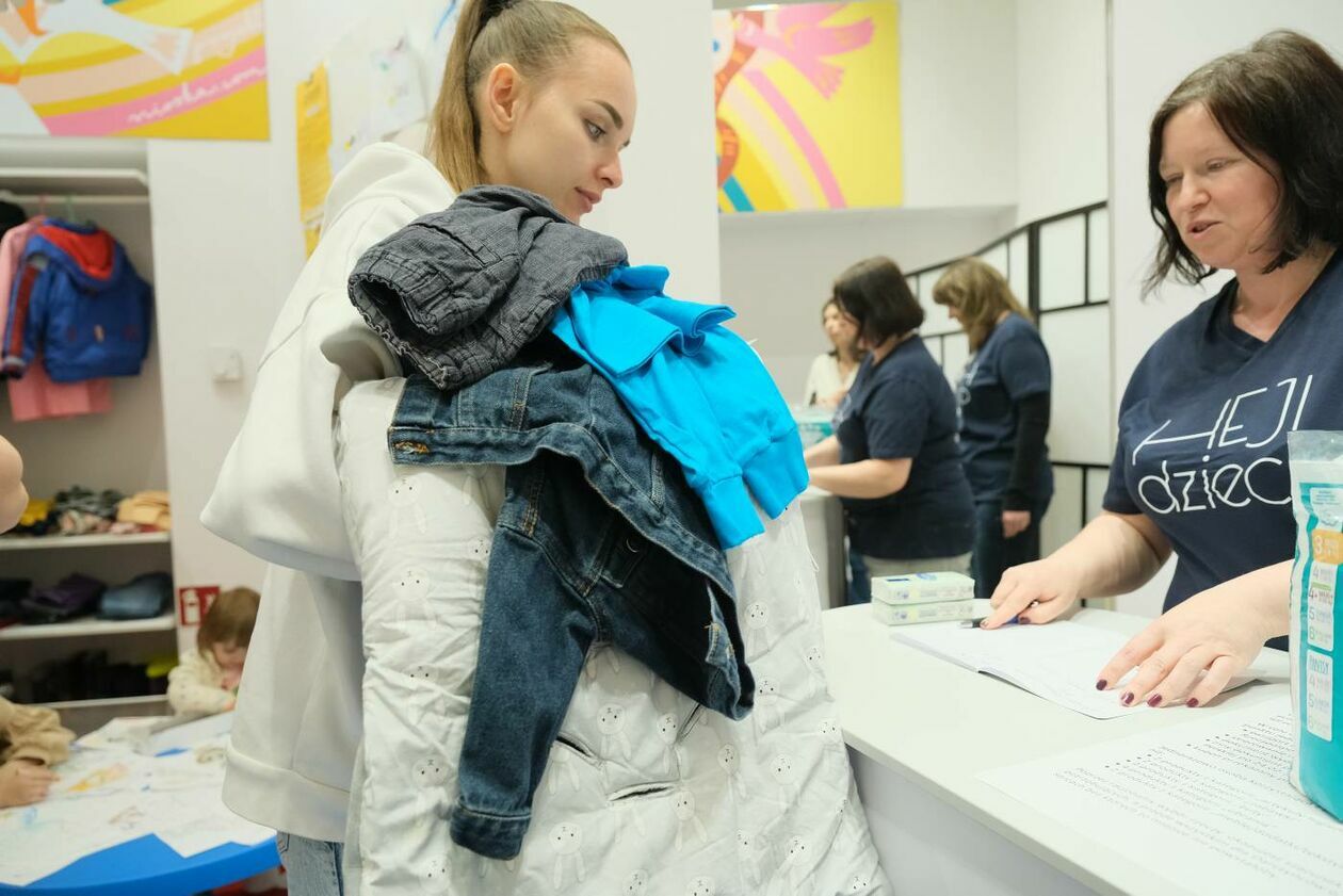  Hej! dzieci - punkt wydawania ubrań dla dzieci ukraińskich uchodźców w Skende Shopping (zdjęcie 6) - Autor: Maciej Kaczanowski