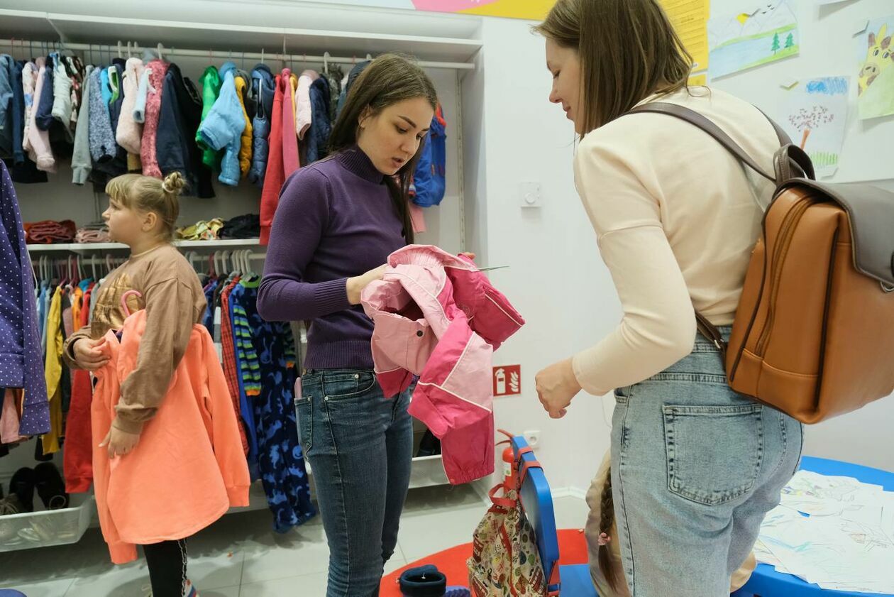  Hej! dzieci - punkt wydawania ubrań dla dzieci ukraińskich uchodźców w Skende Shopping (zdjęcie 8) - Autor: Maciej Kaczanowski