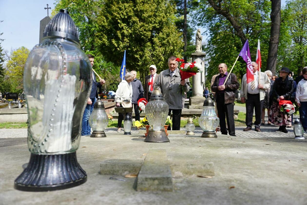 Przedstawieciele lubelskiej lewicy uczcili Święto 1 Maja na cmentarzu przy ul. Lipowej - Autor: Maciej Kaczanowski