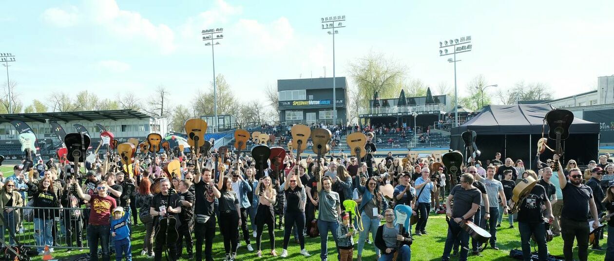  Gitarzyści grają Hey Joe na stadionie w Lublinie (zdjęcie 31) - Autor: Maciej Kaczanowski