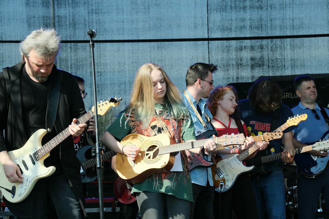  Gitarzyści grają Hey Joe na stadionie w Lublinie (zdjęcie 6) - Autor: Maciej Kaczanowski