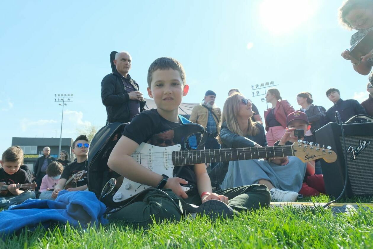  Gitarzyści grają Hey Joe na stadionie w Lublinie (zdjęcie 8) - Autor: Maciej Kaczanowski