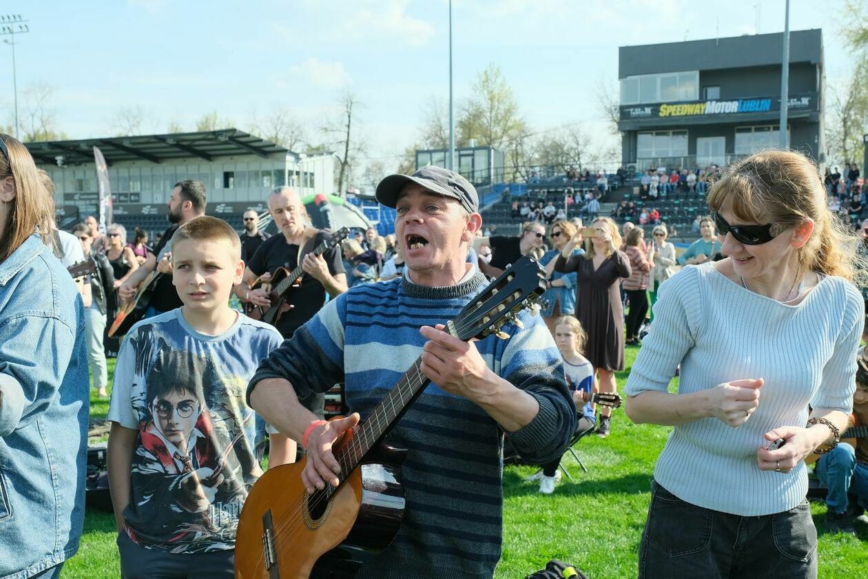  Gitarzyści grają Hey Joe na stadionie w Lublinie (zdjęcie 27) - Autor: Maciej Kaczanowski