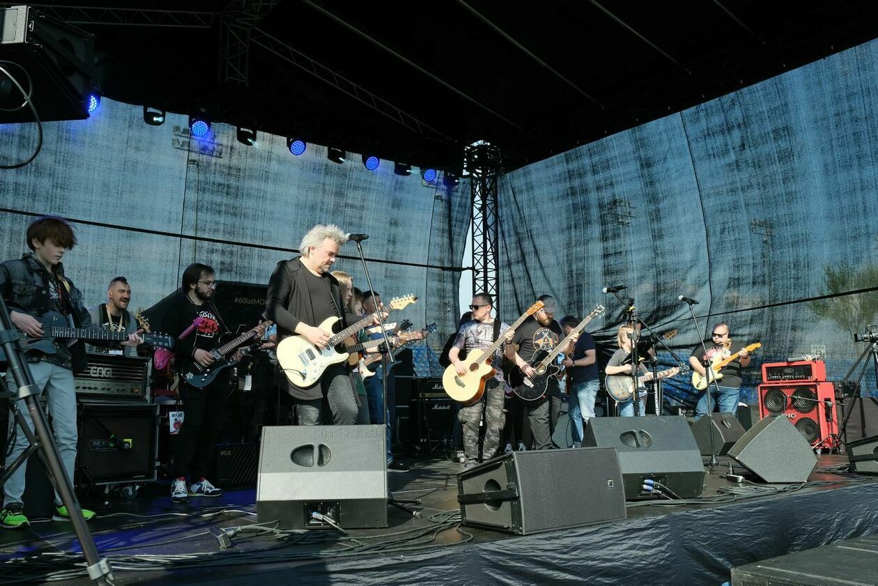  Gitarzyści grają Hey Joe na stadionie w Lublinie (zdjęcie 4) - Autor: Maciej Kaczanowski